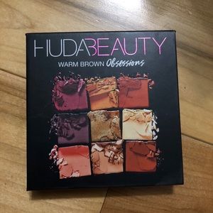 Huda beauty eyeshadow palette